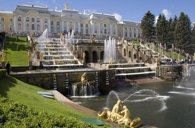 El impresionante Palacio de Peterhof visto desde las fuentes
